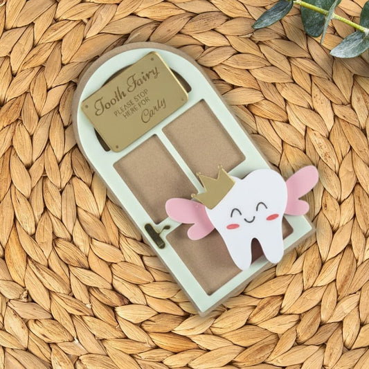 Tooth-shaped product with cartoon design on a woven mat with eucalyptus leaves