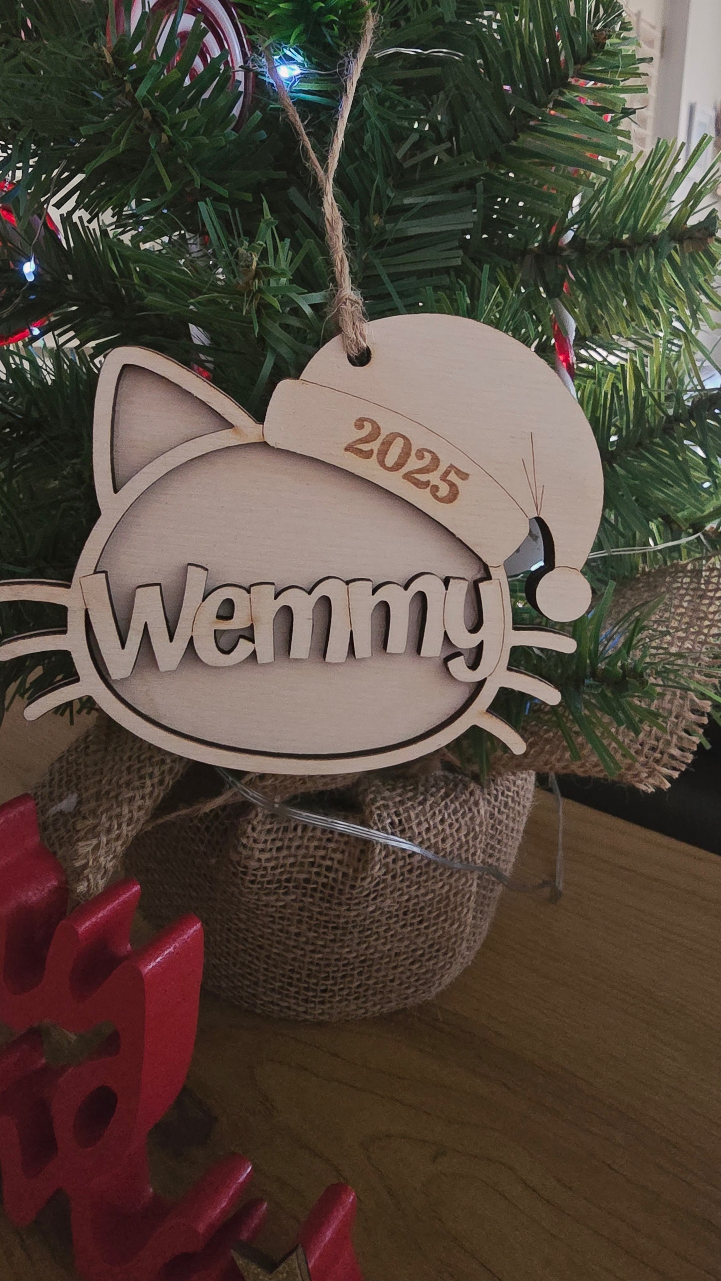 Unfinished wooden cat face ornament, personalized Christmas decoration, natural wood finish, ideal for holiday holiday decor.