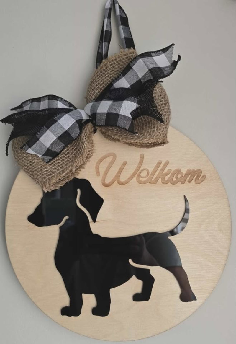 Decorative sign with a dachshund silhouette, burlap bow, and 'Welkom' text on a plain background
