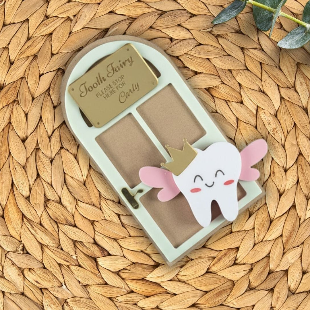 Tooth-shaped product with cartoon design on a woven mat with eucalyptus leaves